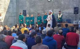حضور تعدادی از خدام حرم مطهر رضوی با پرچم متبرک در کمپ ترک اعتیاد اشکان خادم آباد