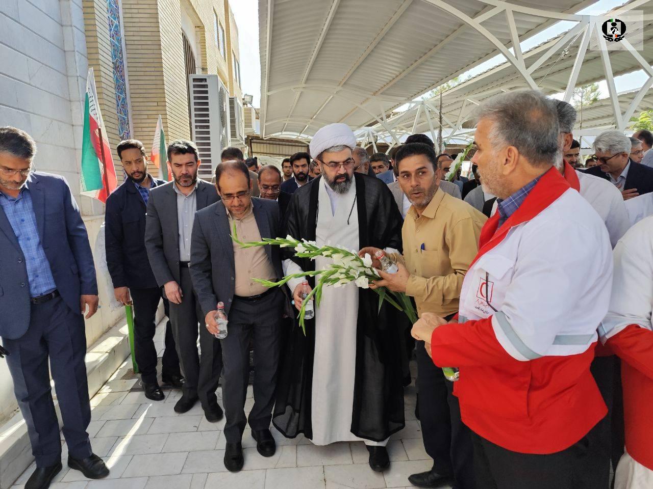 عطر افشانی و غبارروبی گلزار شهدای شهرستان زاهدان