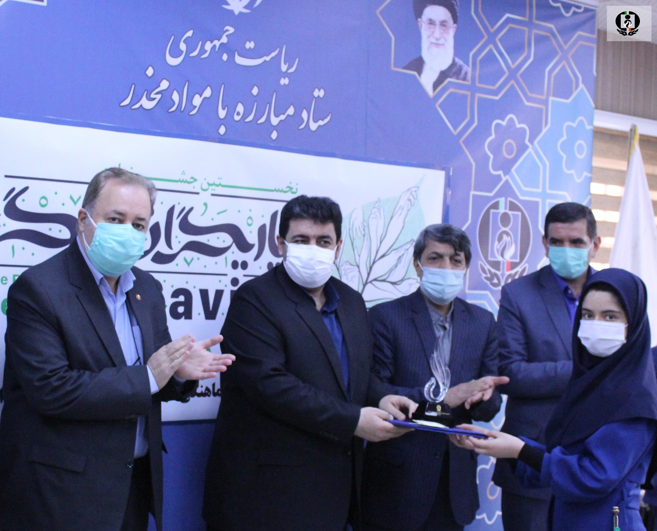 تندیس اولین جشنواره ملی یاریگران زندگی در دستان دانش&zwnj;آموز مازندرانی