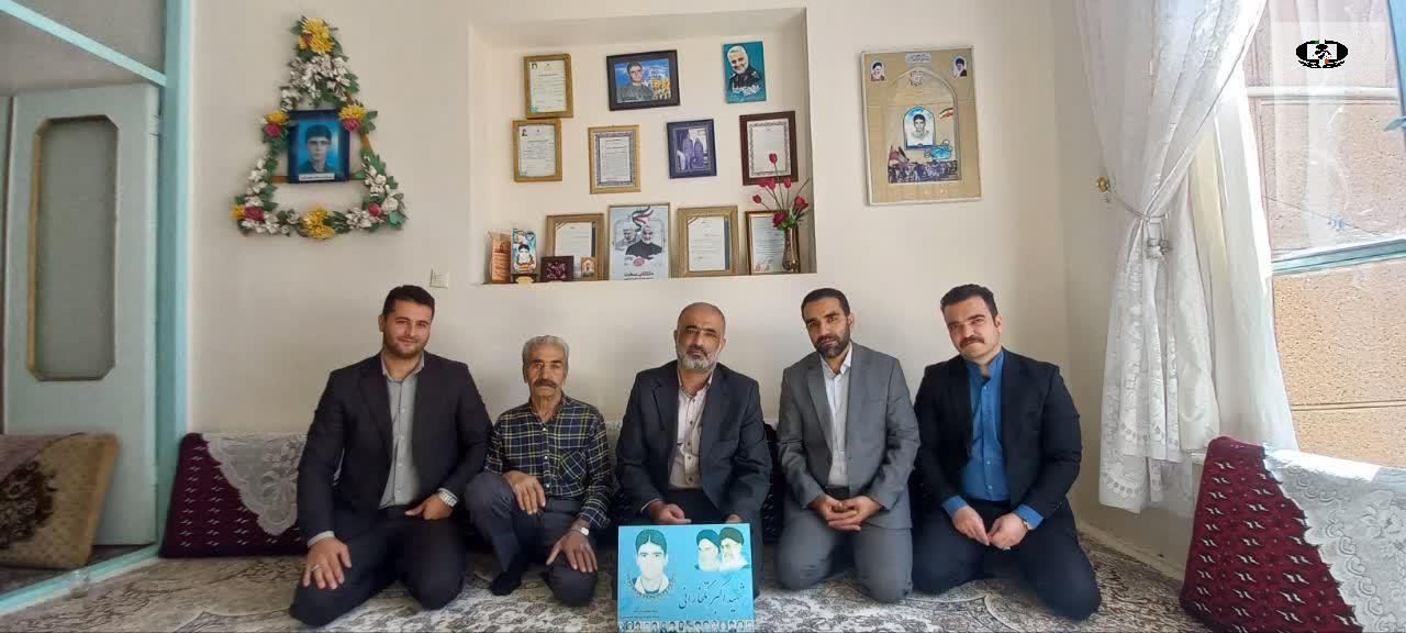 دیدار دبیر شورای هماهنگی مبارزه با موادمخدر استان با خانواده شهید مبارزه با موادمخدر