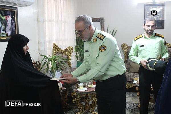 تجلیل فرمانده انتظامی فردیس از خانواده شهید محمدمهدی وکیلی